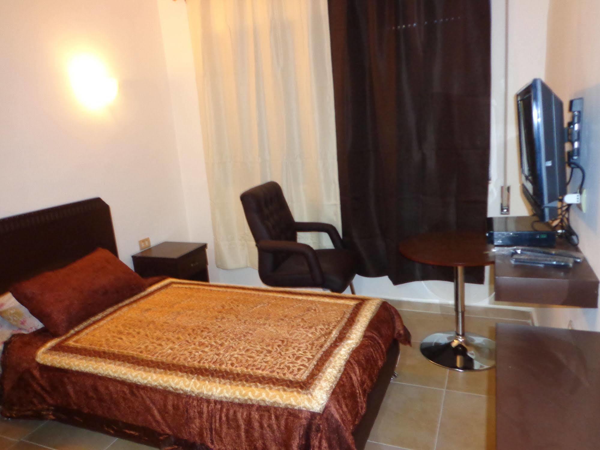 Al Fawanes Hotel Apartments Аман Екстериор снимка